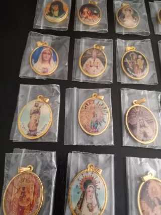 Lote 30 Medallas Religiosas