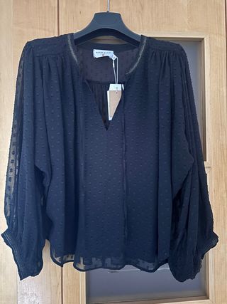 Blusa NAF NAF negra con detalles dorados