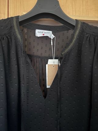 Blusa NAF NAF negra con detalles dorados