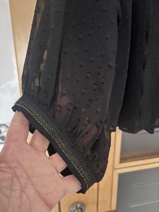 Blusa NAF NAF negra con detalles dorados