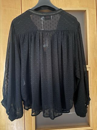 Blusa NAF NAF negra con detalles dorados