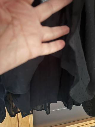 Blusa NAF NAF negra con detalles dorados