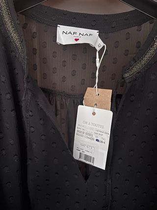 Blusa NAF NAF negra con detalles dorados