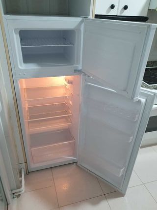 Frigorífico Svan blanco de 143cm seminuevo