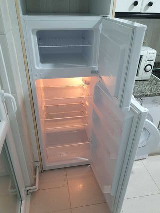 Frigorífico Svan blanco de 143cm seminuevo