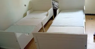 Dos camas de madera blancas