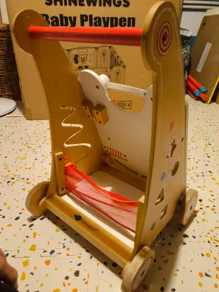 Caminador de madera para primeros pasos