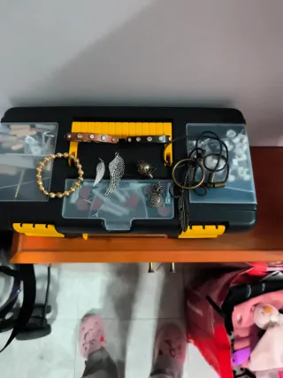 Bisutería variada: colgantes y pulseras