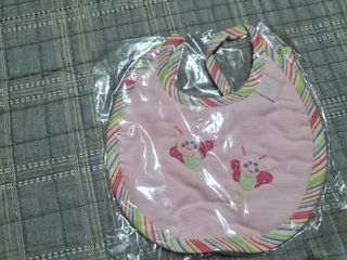 Lote bolsa viaje infantil, babero y bolsita