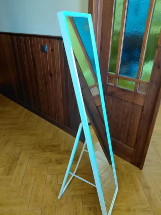 Espejo de pie blanco