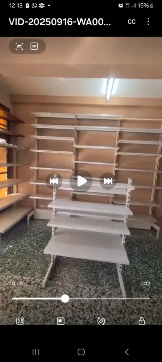 Estanterías metálicas blancas