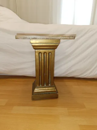 Mesa auxiliar de mármol y columna de escayola.