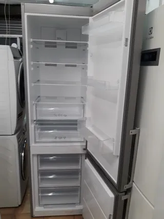 Nevera marca CORBERO altura 2 metro ancho 60cm