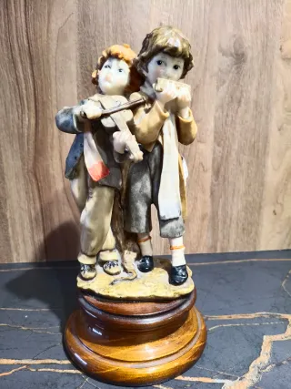 Figura de porcelana de dos niños músicos