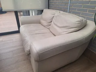 Sofá de piel beige