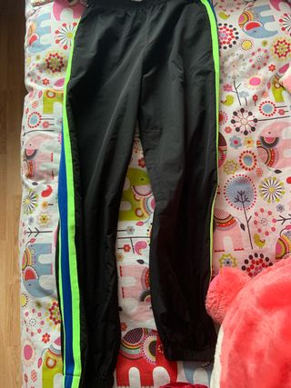 Pantalón negro con rayas laterales