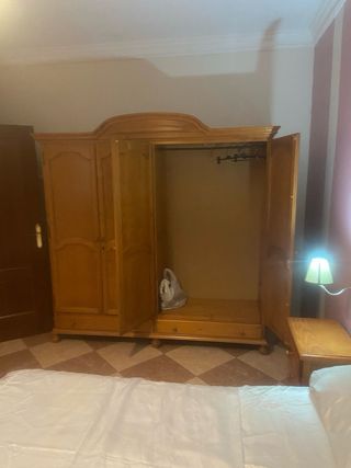 Armario de madera provenzal
