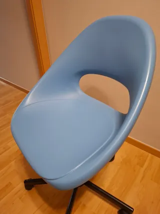 Silla de escritorio azul con ruedas