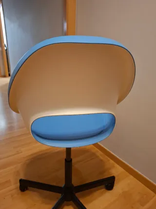 Silla de escritorio azul con ruedas
