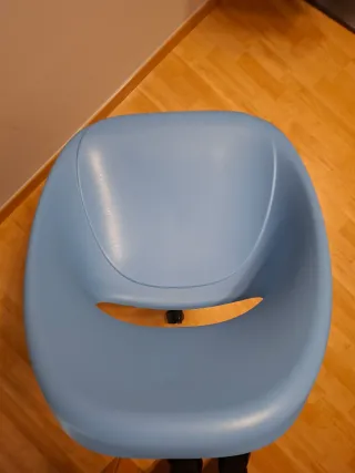 Silla de escritorio azul con ruedas