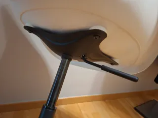 Silla de escritorio azul con ruedas