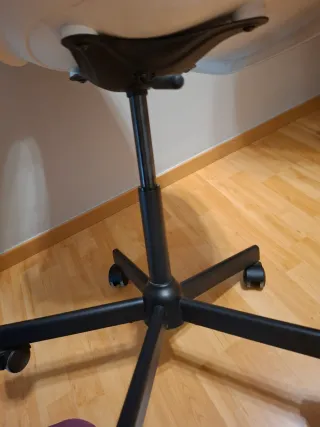 Silla de escritorio azul con ruedas