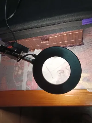 Lámpara LED con lupa y 3 intensidades