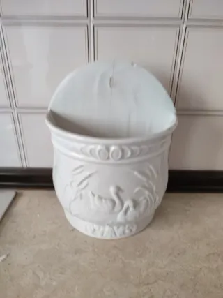 Jardinera de colgar de cerámica blanca