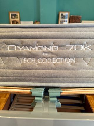 Canapé y colchón de madera