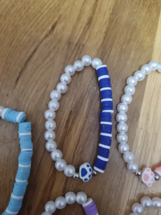 Pulseras de perlas y discos de colores