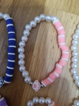 Pulseras de perlas y discos de colores