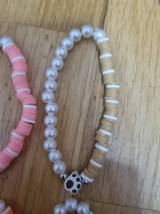 Pulseras de perlas y discos de colores