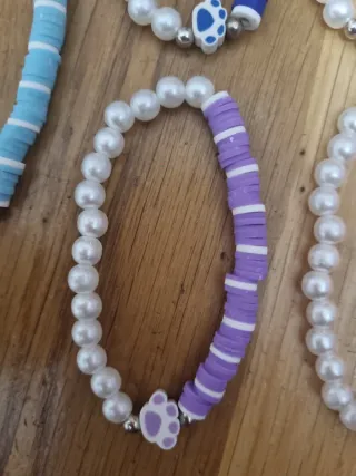 Pulseras de perlas y discos de colores