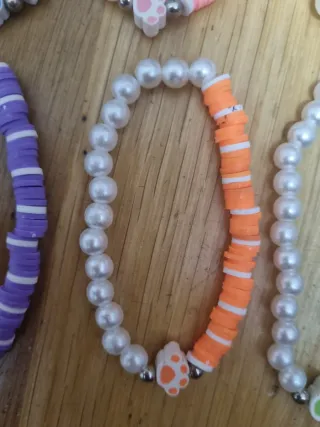 Pulseras de perlas y discos de colores