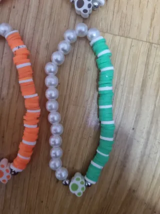 Pulseras de perlas y discos de colores