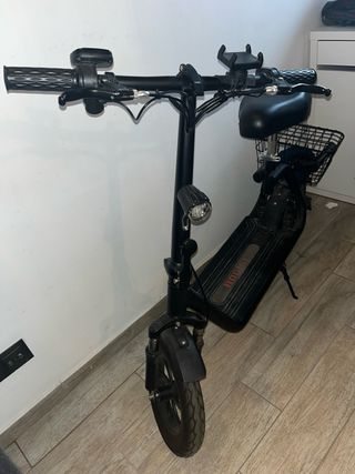 Patinete eléctrico con asiento y cesta