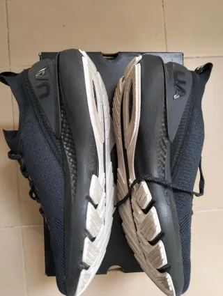 Deportivas running Under Armour grises