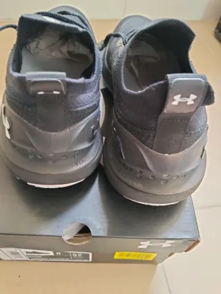 Deportivas running Under Armour grises