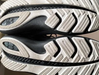 Deportivas running Under Armour grises