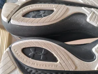 Deportivas running Under Armour grises