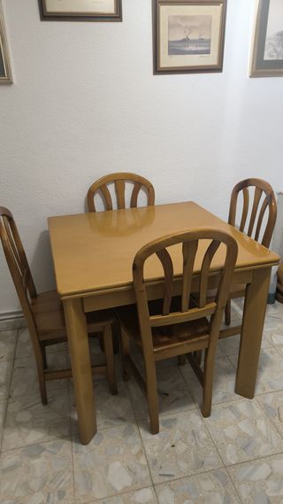 Sofá y sillones de madera con cojines