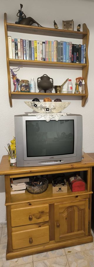 Sofá y sillones de madera con cojines