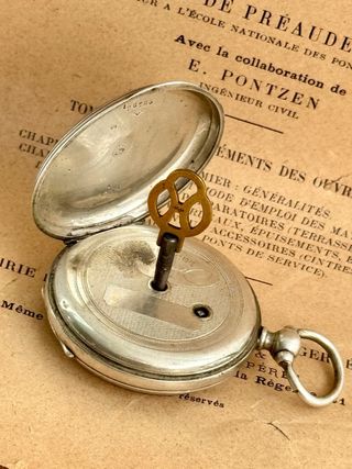 Antiguo reloj de bolsillo de cuerda por llave 1880