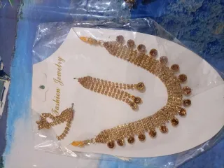 Juego de collar y pendientes dorado