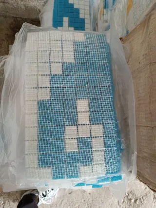 Gresite azul y blanco para piscina, 116 m2