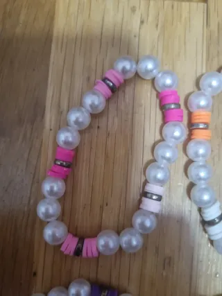 Pulseras perlas y discos colores