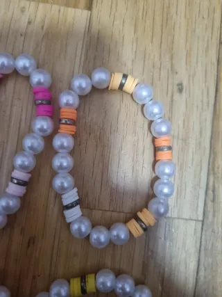 Pulseras perlas y discos colores