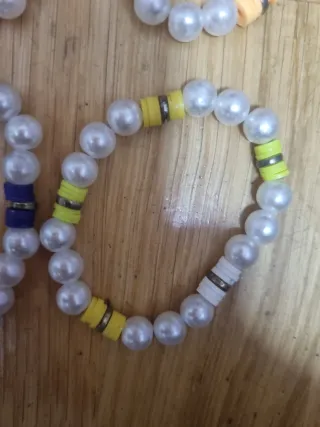 Pulseras perlas y discos colores