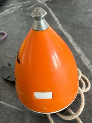 Peonza naranja con cuerda