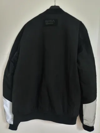 Cazadora Pull&Bear NASA Negra y Gris